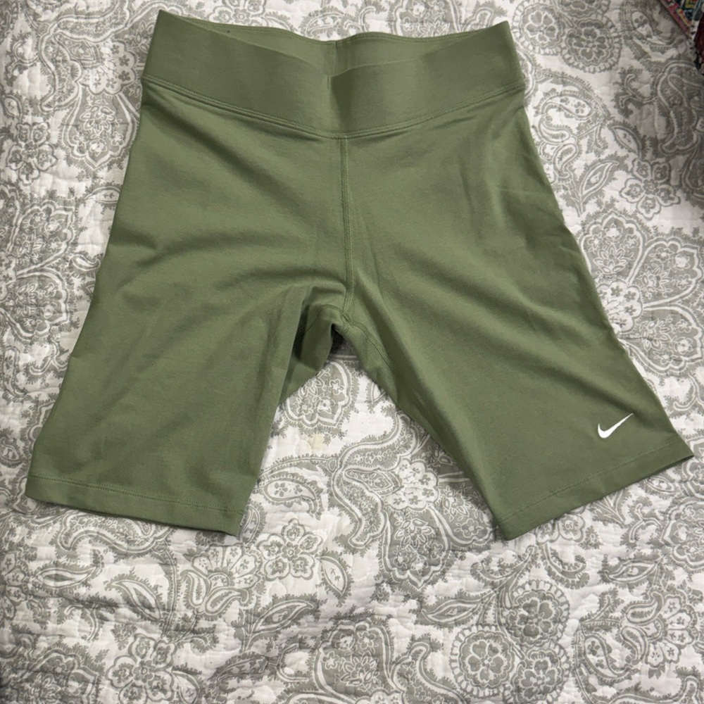 NWOT Nike Women's Olive Green High Waisted Biker Shorts Size Medium